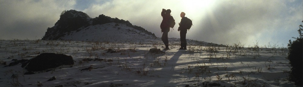Saiak elkarteko behatzaileak negu minean (Argazkia: Alain Pagoaga) Membres de Saiak sur le terrain en plein hiver (Photo : Alain Pagoaga)